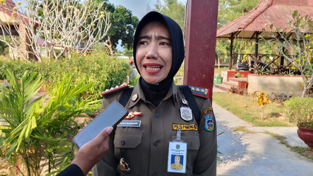 Wawancara Novia Whardani Terkait Kasus Rokok Ilegal di Pacitan Sekretaris Satpol PP Pacitan Novia Whardani sedang diwawancarai oleh wartawan terkait penyitaan rokok ilegal.