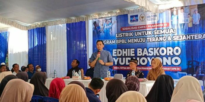 Wakil Ketua MPR RI Edhie Baskoro Yudhoyono saat meninjau rumah warga penerima Bantuan Pasang Baru Listrik di Desa Gasang, Kabupaten Pacitan.