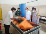 Petugas mengevakuasi jenazah ABK KM Orvia 09 ke kamar jenazah RSUD Pacitan untuk dilakukan visum.