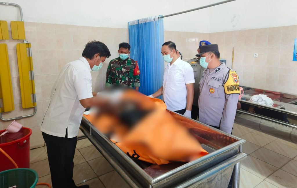 Petugas mengevakuasi jenazah ABK KM Orvia 09 ke kamar jenazah RSUD Pacitan untuk dilakukan visum.