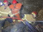 Penanganan Kebakaran Gudang di Tanjungsari Pacitan Petugas Pemadam Kebakaran Satpol PP Pacitan melakukan proses pendinginan pascakebakaran gudang di Desa Tanjungsari.