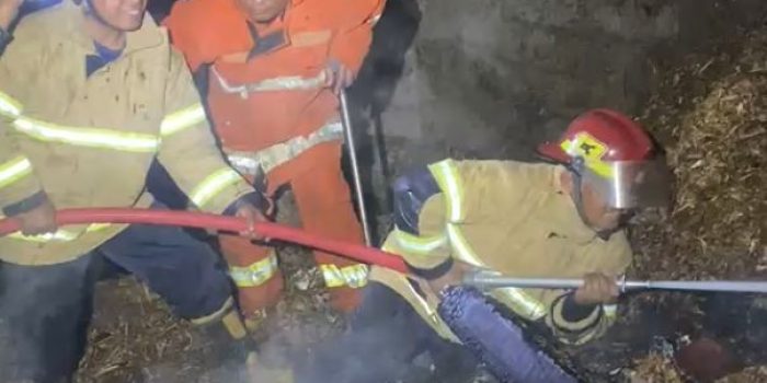 Petugas Pemadam Kebakaran Satpol PP Pacitan melakukan proses pendinginan pascakebakaran gudang di Desa Tanjungsari.