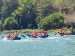 Peserta Festival Lomba Dayung Rekreasi 2026 beradu cepat di aliran Sungai Objek Wisata Pesona Ngiroboyo, Pacitan.