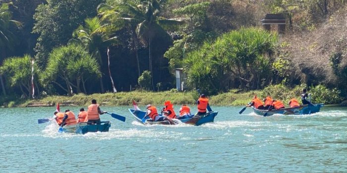 Peserta Festival Lomba Dayung Rekreasi 2026 beradu cepat di aliran Sungai Objek Wisata Pesona Ngiroboyo, Pacitan.