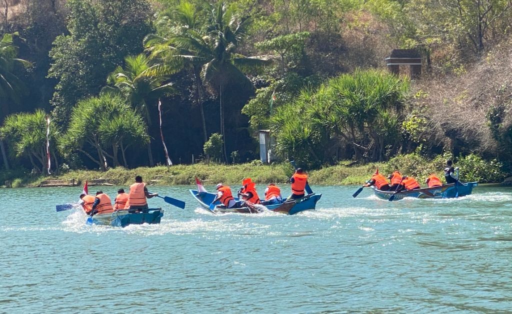 Aksi Seru Peserta Lomba Dayung Rekreasi FLDR 2026 di Ngiroboyo Pacitan Peserta Festival Lomba Dayung Rekreasi 2026 beradu cepat di aliran Sungai Objek Wisata Pesona Ngiroboyo, Pacitan.