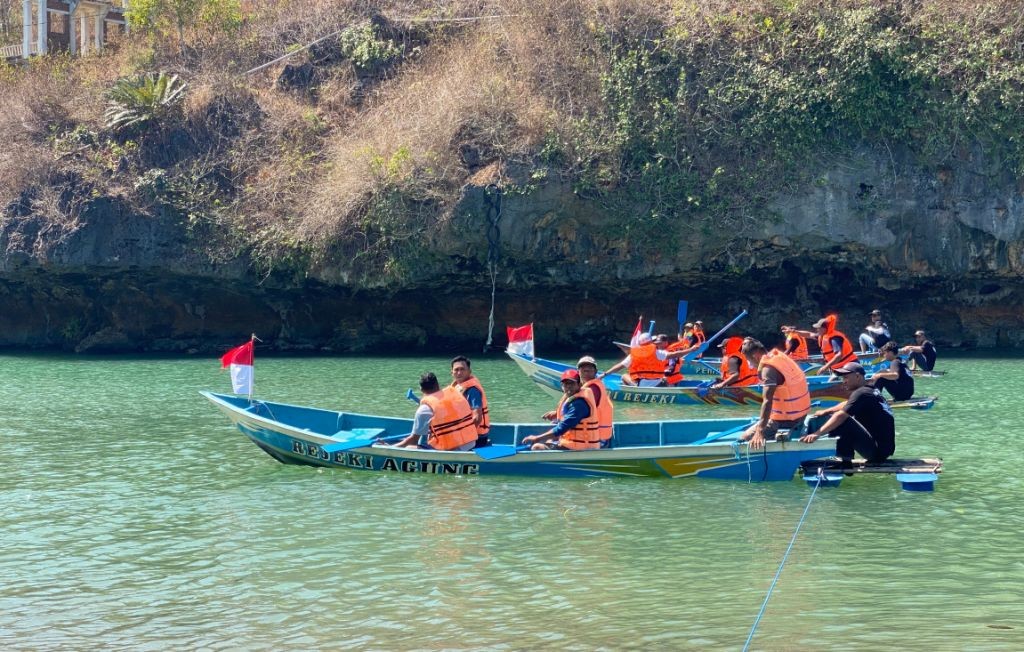Peserta Festival Lomba Dayung Rekreasi 2026 beradu cepat di aliran Sungai Objek Wisata Pesona Ngiroboyo, Pacitan.