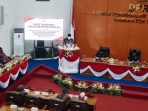Sunarko, Anggota DPRD Kabupaten Pacitan dari Fraksi Golkar, saat membacakan Pandangan Umum fraksi terkait Raperda P-APBD 2026 di ruang sidang paripurna.