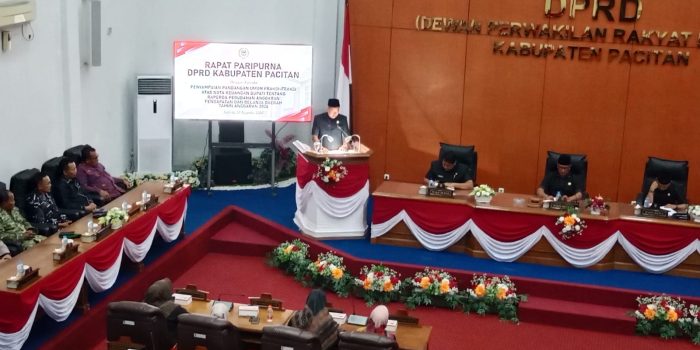 Sunarko, Anggota DPRD Kabupaten Pacitan dari Fraksi Golkar, saat membacakan Pandangan Umum fraksi terkait Raperda P-APBD 2026 di ruang sidang paripurna.