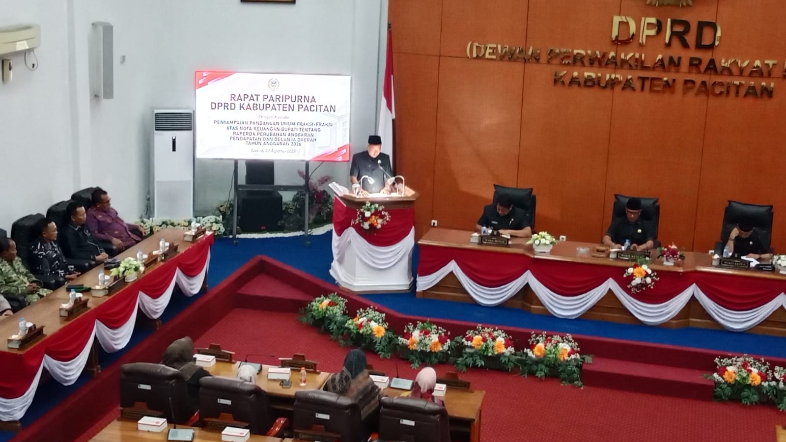 Sunarko, Anggota DPRD Kabupaten Pacitan dari Fraksi Golkar, saat membacakan Pandangan Umum fraksi terkait Raperda P-APBD 2026 di ruang sidang paripurna.