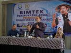 Bimtek Pemasaran dan Nilai Tambah Produk Perikanan Magetan Anggota Komisi IV DPR RI Riyono bersama Dinas Perikanan dan Peternakan Magetan meninjau produk olahan ikan dalam Bimtek Pemasaran dan Nilai Tambah Produk Perikanan.