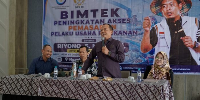 Anggota Komisi IV DPR RI Riyono bersama Dinas Perikanan dan Peternakan Magetan meninjau produk olahan ikan dalam Bimtek Pemasaran dan Nilai Tambah Produk Perikanan.