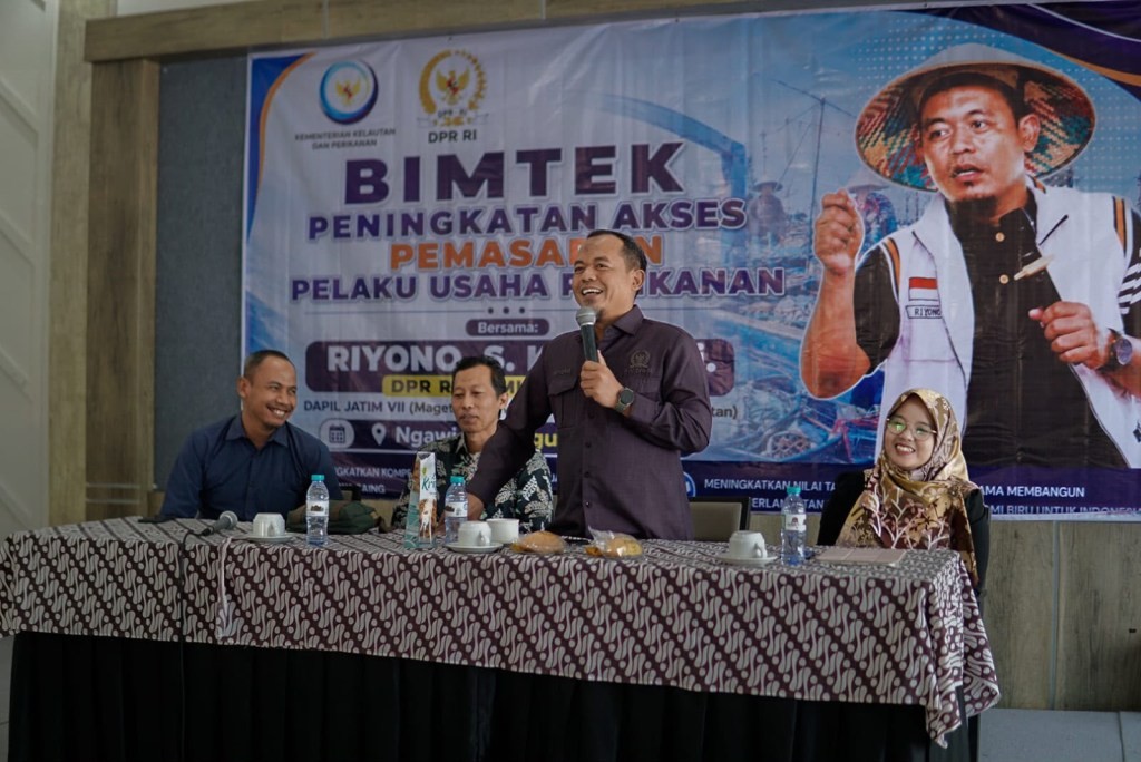 Anggota Komisi IV DPR RI Riyono bersama Dinas Perikanan dan Peternakan Magetan meninjau produk olahan ikan dalam Bimtek Pemasaran dan Nilai Tambah Produk Perikanan.