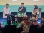 Panelis dan peserta Jatim Media Summit 2026 membahas pentingnya keamanan digital bagi kreator konten di Surabaya.