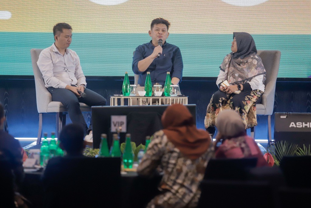 Panelis dan peserta Jatim Media Summit 2026 membahas pentingnya keamanan digital bagi kreator konten di Surabaya.