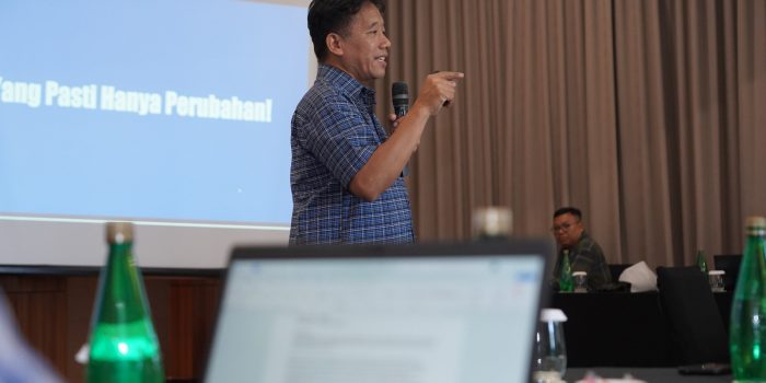 Diskusi LMC tentang Revisi UU Hak Cipta Suasana diskusi Local Media Community membahas draf revisi Undang-Undang Hak Cipta untuk media lokal.