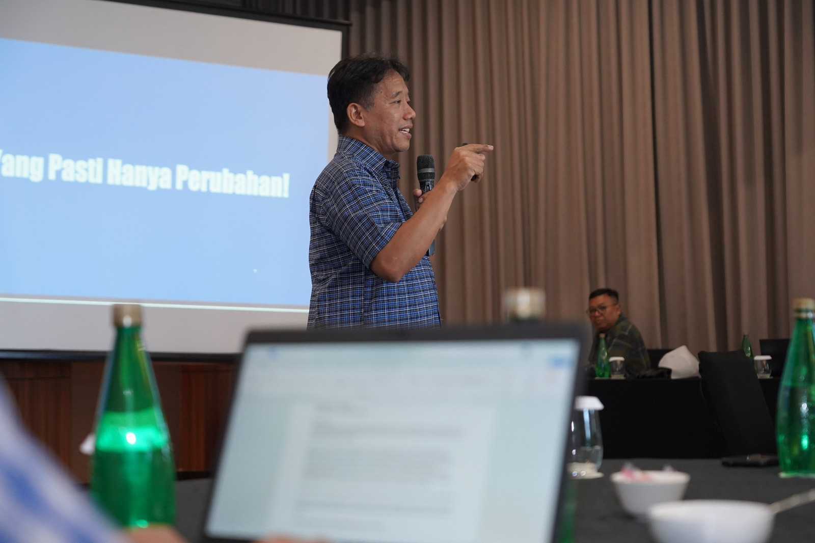 Diskusi LMC tentang Revisi UU Hak Cipta Suasana diskusi Local Media Community membahas draf revisi Undang-Undang Hak Cipta untuk media lokal.