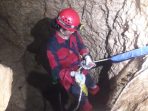 im penelusur gua dari Pacitan Speleology Society melakukan eksplorasi dan pemetaan lorong di dasar Luweng Ombo, Pacitan, pada ekspedisi tahun 2025.