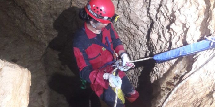 im penelusur gua dari Pacitan Speleology Society melakukan eksplorasi dan pemetaan lorong di dasar Luweng Ombo, Pacitan, pada ekspedisi tahun 2025.