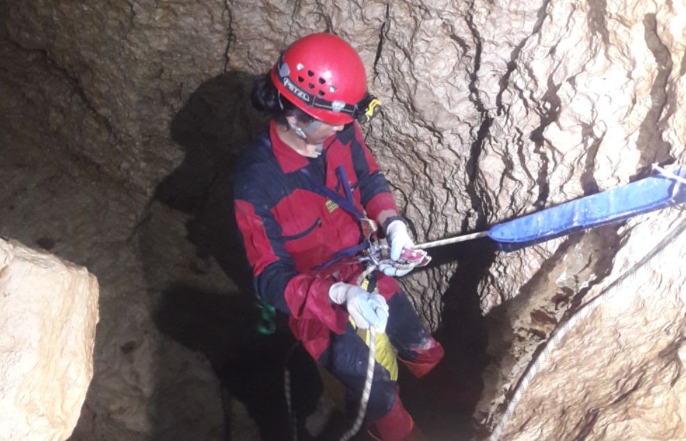 im penelusur gua dari Pacitan Speleology Society melakukan eksplorasi dan pemetaan lorong di dasar Luweng Ombo, Pacitan, pada ekspedisi tahun 2025.