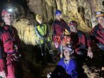 Tim ekspedisi penelusur gua melakukan eksplorasi dan pemetaan di Sistem Gua Ombo-Kebon Pacitan.