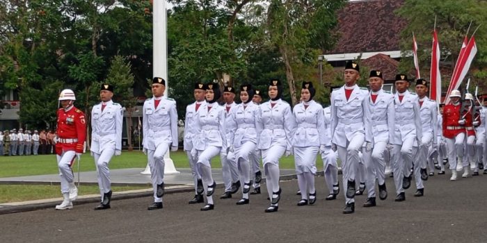 Anggota Paskibraka Kabupaten Pacitan berbaris rapi dalam upacara peringatan Detik-Detik Proklamasi Kemerdekaan RI di Pendopo Pacitan.