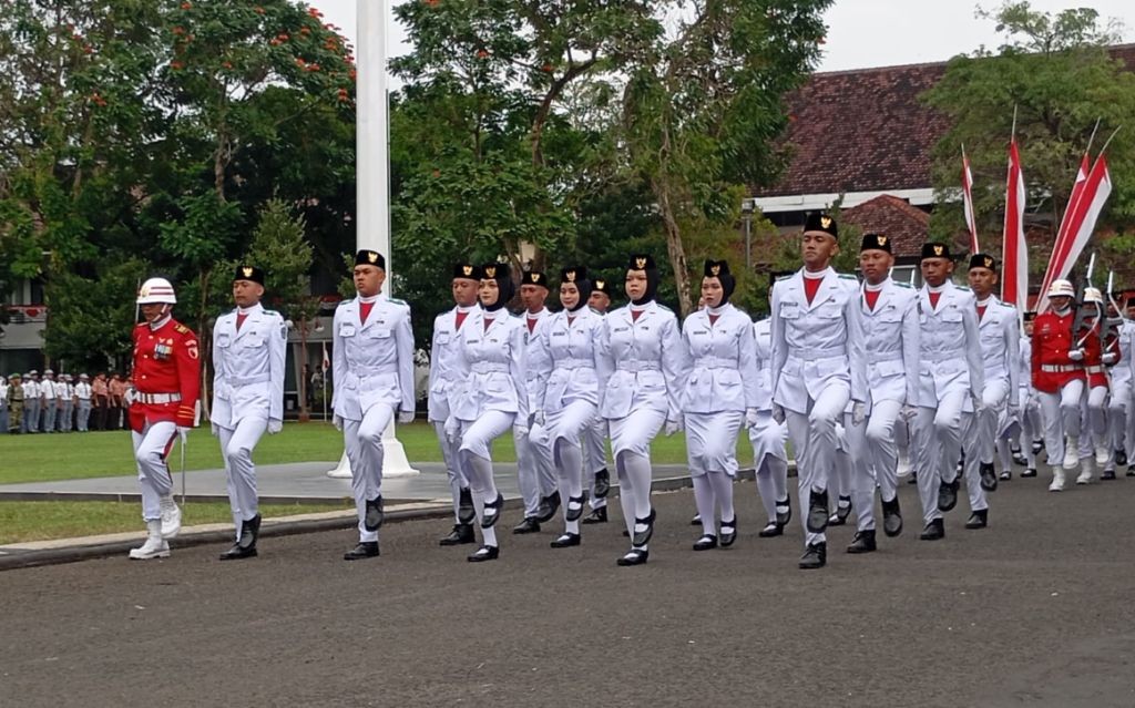 Anggota Paskibraka Kabupaten Pacitan berbaris rapi dalam upacara peringatan Detik-Detik Proklamasi Kemerdekaan RI di Pendopo Pacitan.