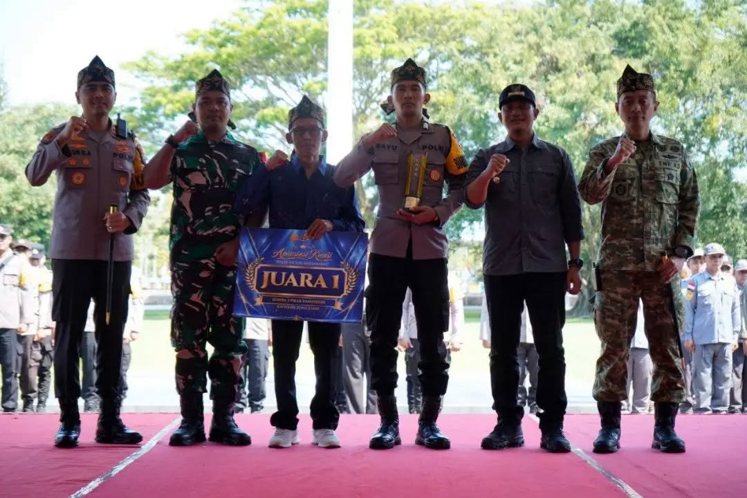 Bupati Pacitan, Kapolres Pacitan, dan jajaran Tiga Pilar Desa Nogosari berfoto bersama memegang piala juara 1 Lomba Tiga Pilar Kamtibmas tingkat nasional.