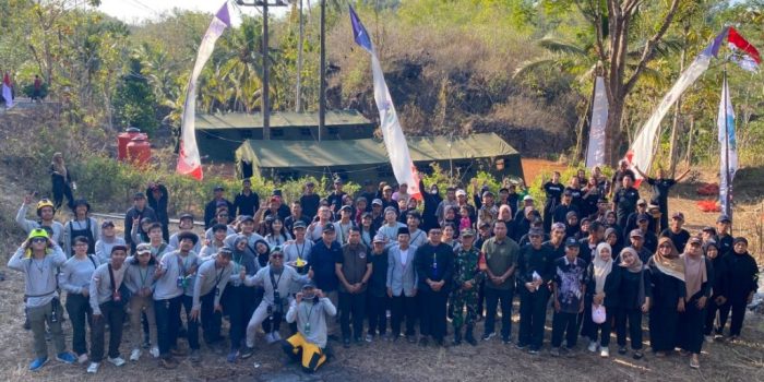 Foto bersama jajaran pejabat Pemkab Pacitan, tokoh masyarakat, dan tim Ekspedisi Gahvara Yava 2026 saat acara umbul doa sebelum penelusuran Gua Luweng Ombo.