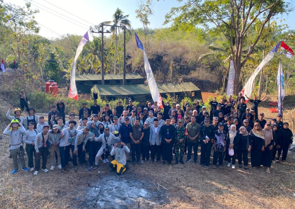 Foto bersama jajaran pejabat Pemkab Pacitan, tokoh masyarakat, dan tim Ekspedisi Gahvara Yava 2026 saat acara umbul doa sebelum penelusuran Gua Luweng Ombo.