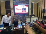 Polisi dari Polres Pacitan menunjukkan barang bukti berupa brankas rusak, linggis, dan uang tunai hasil kejahatan tersangka pembobol rumah kosong di Tulakan.