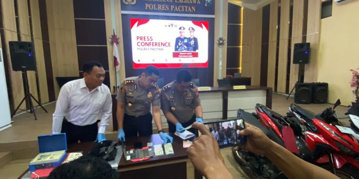 Polisi dari Polres Pacitan menunjukkan barang bukti berupa brankas rusak, linggis, dan uang tunai hasil kejahatan tersangka pembobol rumah kosong di Tulakan.