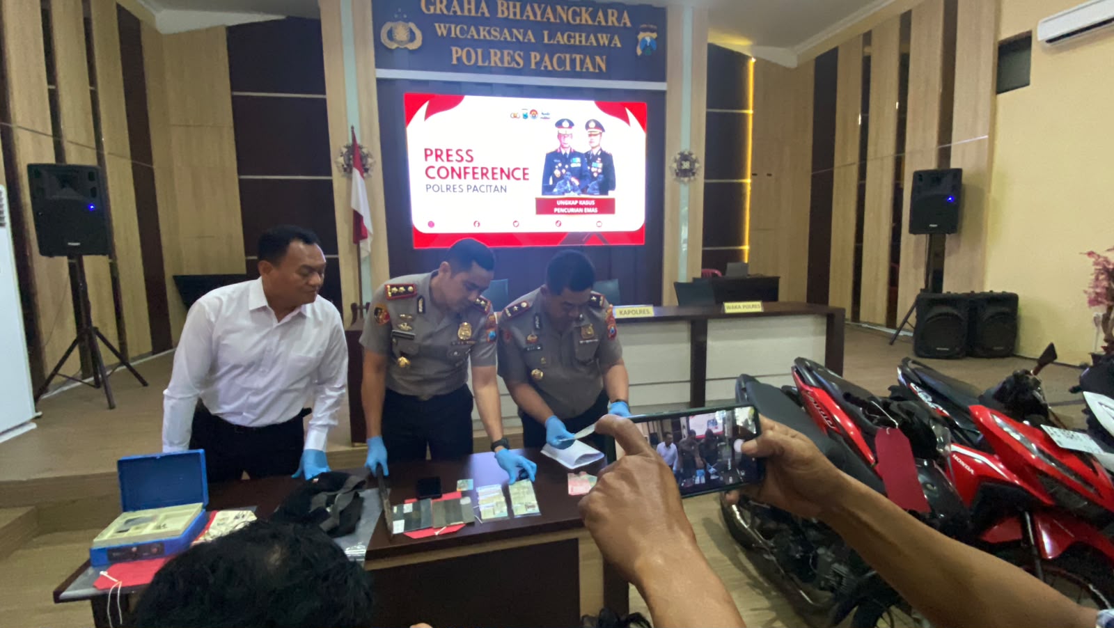 Gelar Barang Bukti Kasus Pembobolan Rumah Kosong di Polres Pacitan Polisi dari Polres Pacitan menunjukkan barang bukti berupa brankas rusak, linggis, dan uang tunai hasil kejahatan tersangka pembobol rumah kosong di Tulakan.