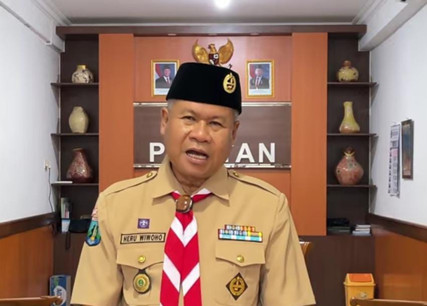 Ketua Kwarcab Pacitan Heru Wiwoho mengenakan seragam pramuka lengkap saat memberikan arahan di Gerakan Ayo Berkemah.