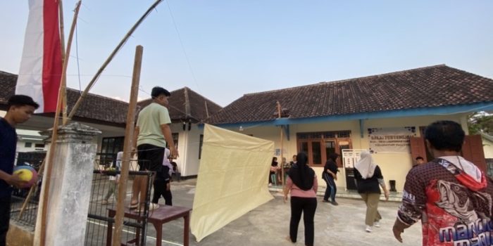 Warga Lingkungan Gantung Pacitan bermain voli geber dalam perayaan HUT ke-81 RI.