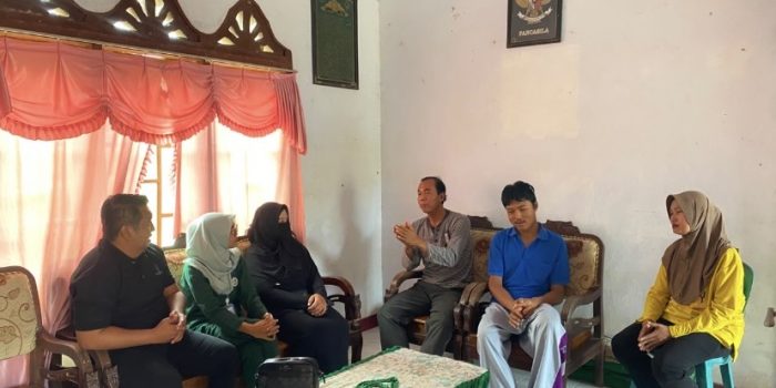 Tim Klinik ZENKIDS dan PUSPA berdiskusi dengan keluarga korban perundungan di Arjosari Pacitan.