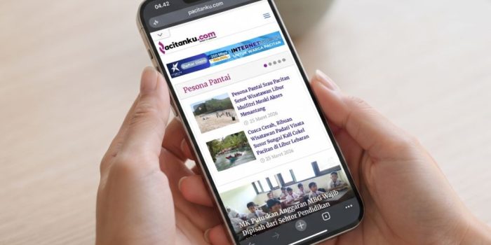 Ilustrasi penggunaan smartphone dan layanan internet seluler terkait aturan kuota hangus telekomunikasi.