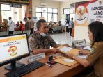 Ilustrasi Layanan Pengaduan Saber Pungli Ilustrasi warga masyarakat sedang melaporkan praktik pungutan liar kepada petugas Satgas Saber Pungli.