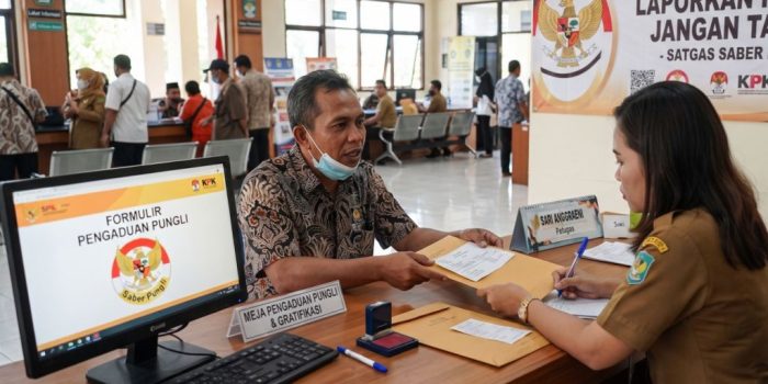 Ilustrasi warga masyarakat sedang melaporkan praktik pungutan liar kepada petugas Satgas Saber Pungli.