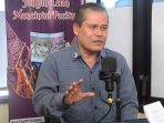 Inspektur Kabupaten Pacitan Mahmud saat wawancara podcast membahas pengawasan dana desa.