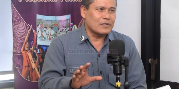 Inspektur Kabupaten Pacitan Mahmud saat wawancara podcast membahas pengawasan dana desa.