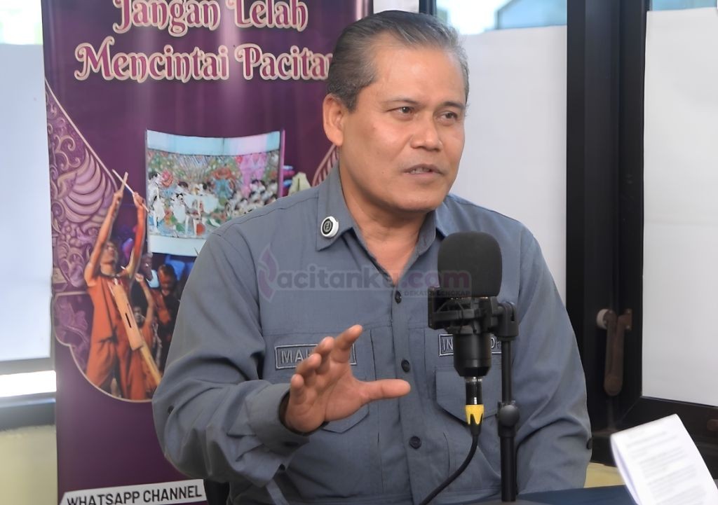 Inspektur Kabupaten Pacitan Mahmud saat wawancara podcast membahas pengawasan dana desa.