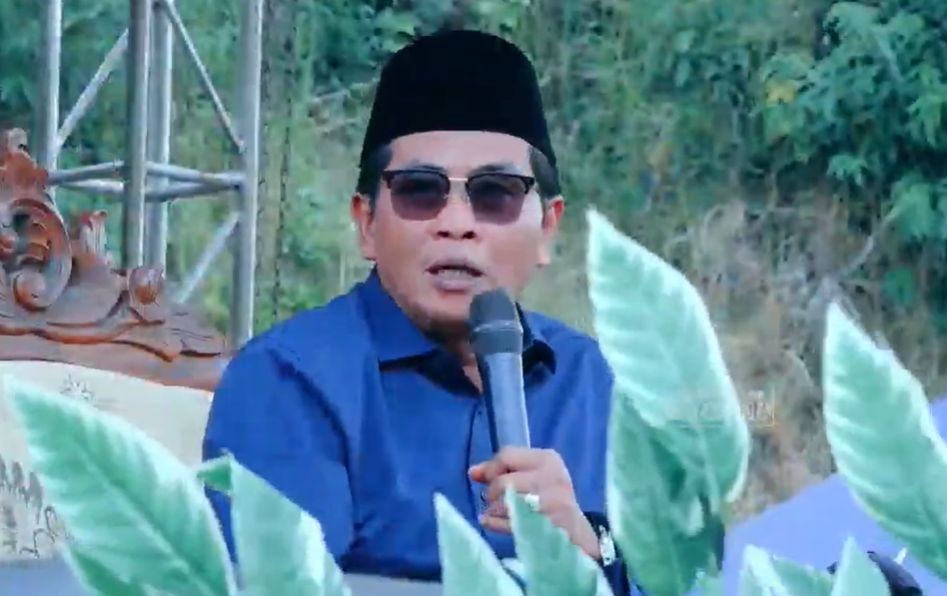 KH Anwar Zahid Tausiah Inspiratif Banjarnegara 2026 KH Anwar Zahid menyampaikan tausiah dengan penuh khidmat di hadapan jemaah di Banjarnegara pascakabar kecelakaan beruntun.