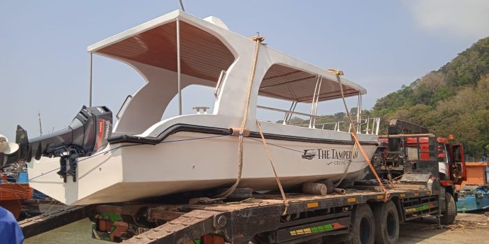Kapal wisata The Tamperan Cruise berlayar di perairan Pacitan saat matahari terbenam.