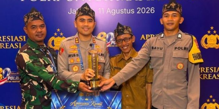 Kapolres Pacitan AKBP Ayub Diponegoro Azhar bersama Kades Nogosari, Babinsa, dan Bhabinkamtibmas menerima penghargaan Juara 1 Lomba Tiga Pilar Nasional 2026 di The Tribrata Jakarta.