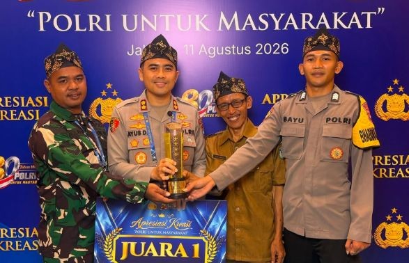 Kapolres Pacitan AKBP Ayub Diponegoro Azhar bersama Kades Nogosari, Babinsa, dan Bhabinkamtibmas menerima penghargaan Juara 1 Lomba Tiga Pilar Nasional 2026 di The Tribrata Jakarta.