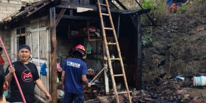 Petugas Damkar Pacitan melakukan pembasahan sisa kebakaran dapur rumah warga di Pringkuku