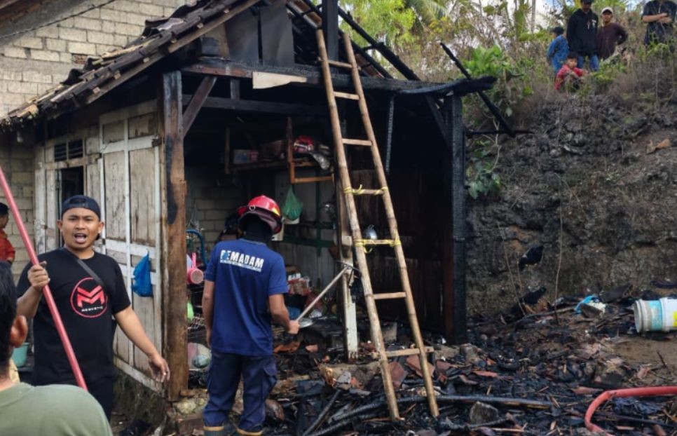 Kebakaran Dapur Rumah di Pringkuku Pacitan Petugas Damkar Pacitan melakukan pembasahan sisa kebakaran dapur rumah warga di Pringkuku