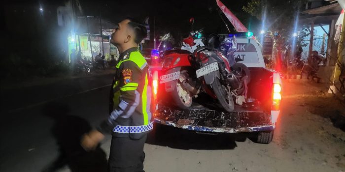 Kondisi sepeda motor yang ringsek usai terlibat kecelakaan di JLS Pacitan Trenggalek Kebonagung.