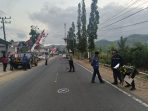 Evakuasi sepeda kayuh usai kecelakaan maut dengan minibus Luxio di Jalan Raya Pacitan-Trenggalek, Ngadirojo.