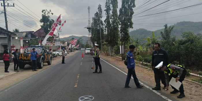 Evakuasi sepeda kayuh usai kecelakaan maut dengan minibus Luxio di Jalan Raya Pacitan-Trenggalek, Ngadirojo.